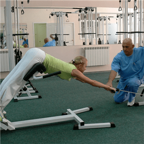 Výkon špeciálnej gymnastiky na liečbu osteochondrózy